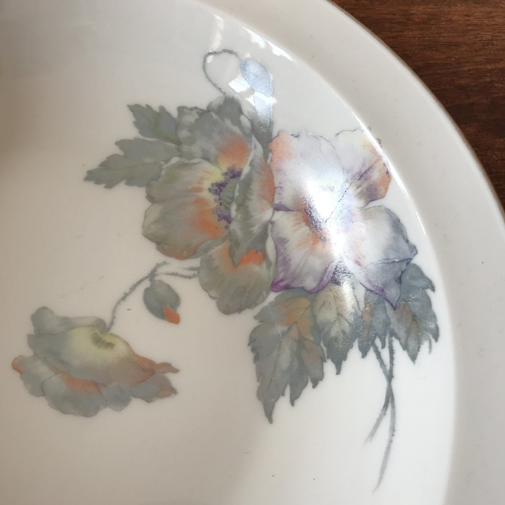 Plat rond et creux en porcelaine de Limoges décor pavots diamètre de 29 cm par Hello Broc brocante en ligne