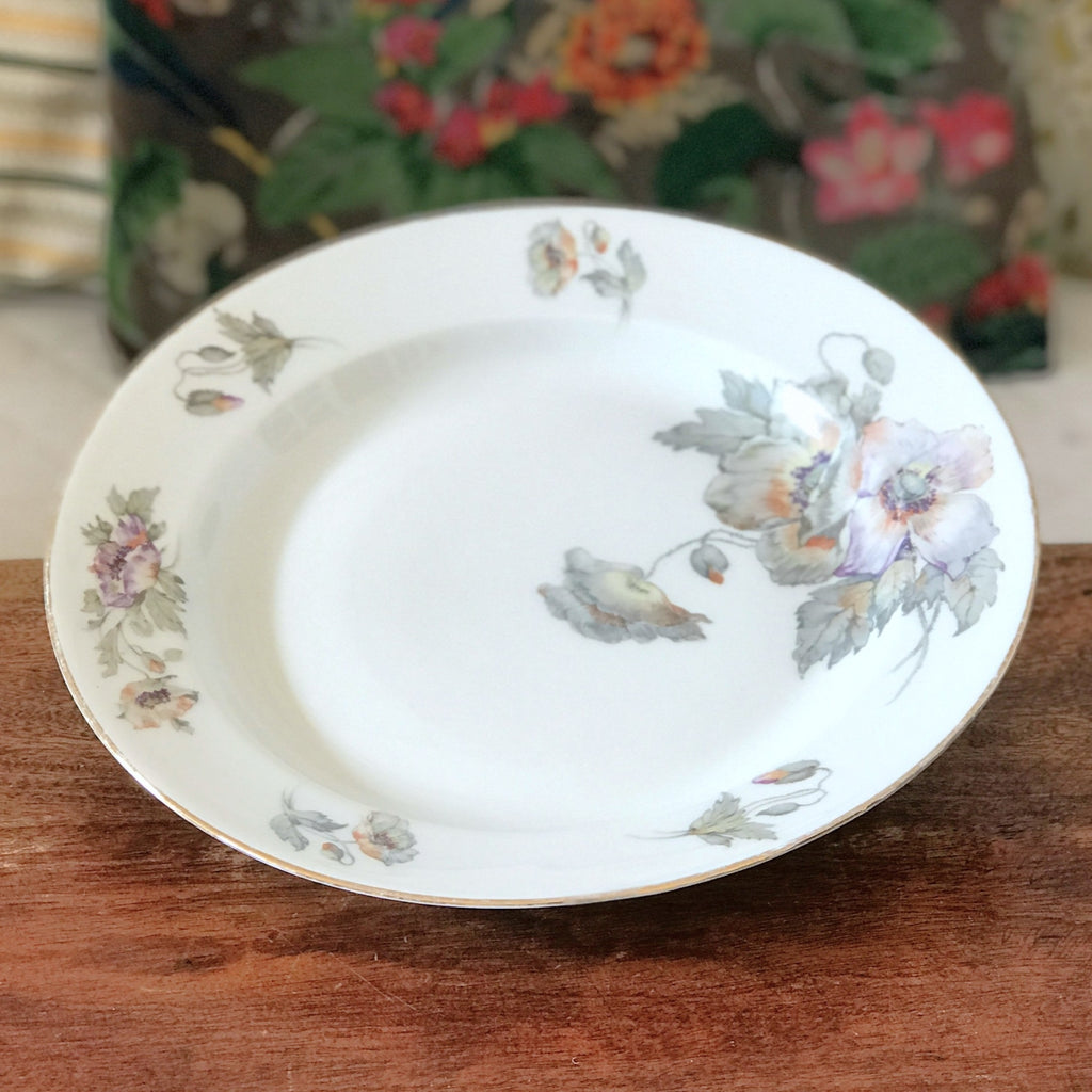 Plat rond légèrement creux en porcelaine de Limoges décor pavots diamètre de 29 cm