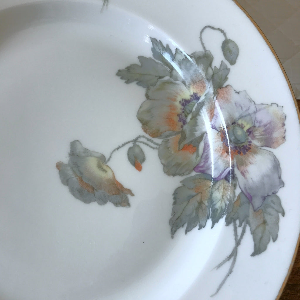 Plat rond légèrement creux en porcelaine de Limoges décor pavots diamètre de 29 cm