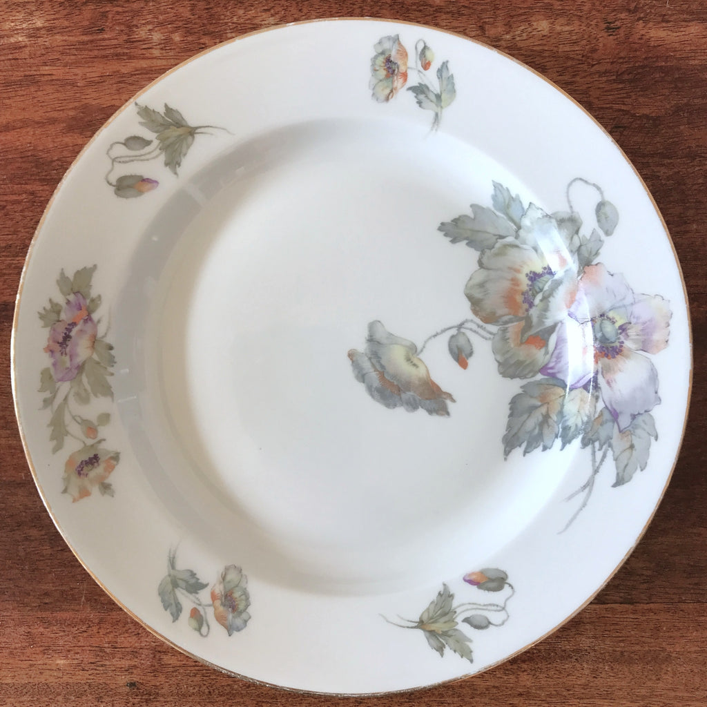 Plat rond légèrement creux en porcelaine de Limoges décor pavots diamètre de 29 cm