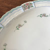 Plat de service ovale en porcelaine de Limoges Lanternier décor fleurs et bleu par Hello Broc brocante en ligne