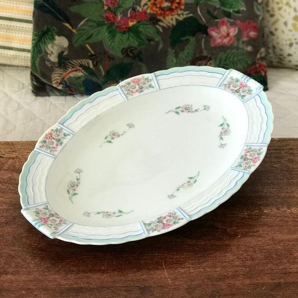 Plat de service ovale en porcelaine de Limoges Lanternier décor fleurs et bleu par Hello Broc brocante en ligne