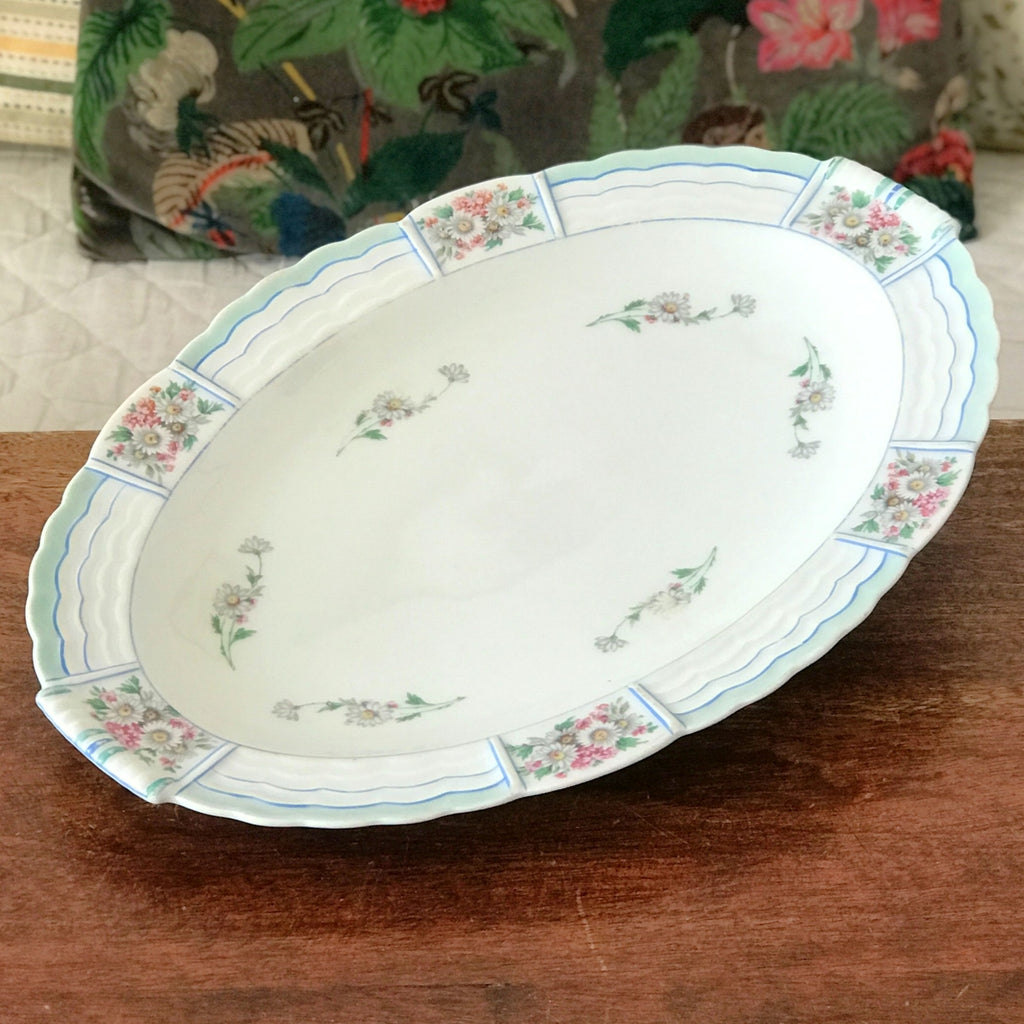 Plat de service ovale en porcelaine de Limoges Lanternier décor fleurs et bleu par Hello Broc brocante en ligne