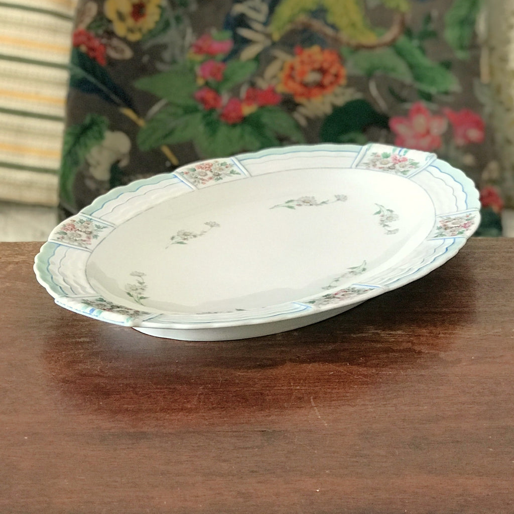 Plat de service ovale en porcelaine de Limoges Lanternier décor fleurs et bleu par Hello Broc brocante en ligne