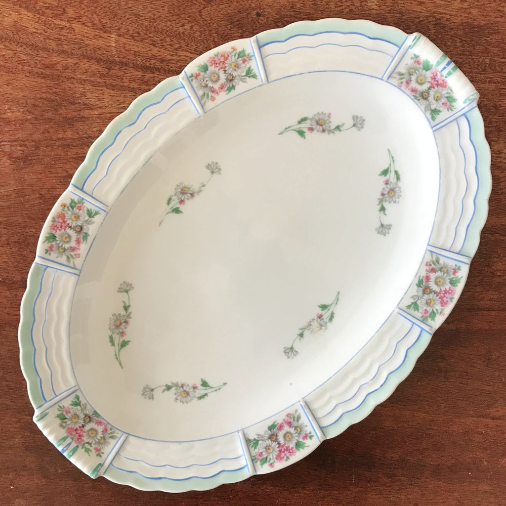 Plat de service ovale en porcelaine de Limoges Lanternier décor fleurs et bleu par Hello Broc brocante en ligne