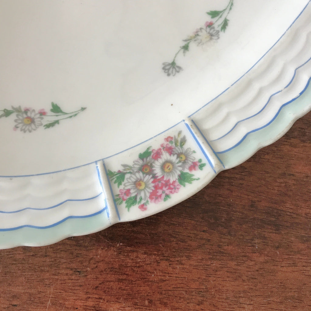 Plat de service ovale en porcelaine de Limoges Lanternier décor fleurs et bleu par Hello Broc brocante en ligne