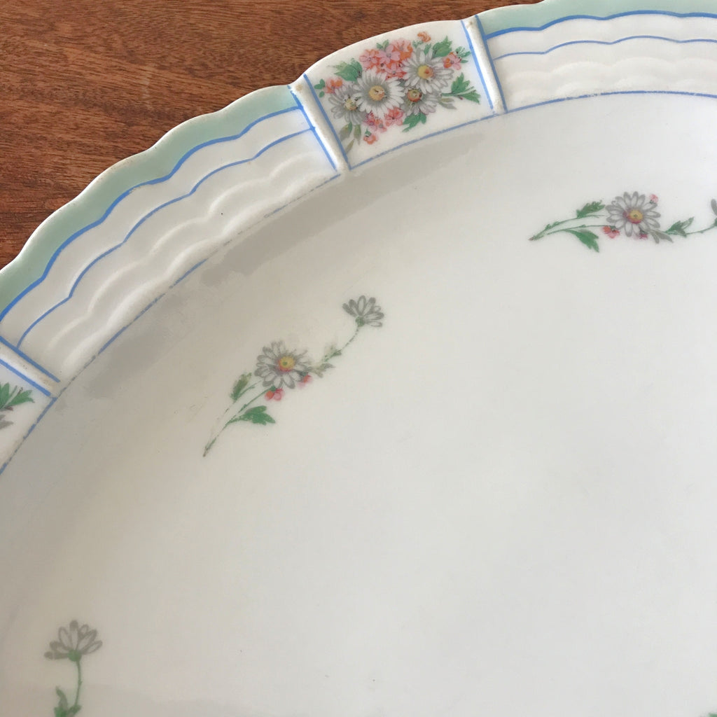 Plat de service ovale en porcelaine de Limoges Lanternier décor fleurs et bleu par Hello Broc brocante en ligne