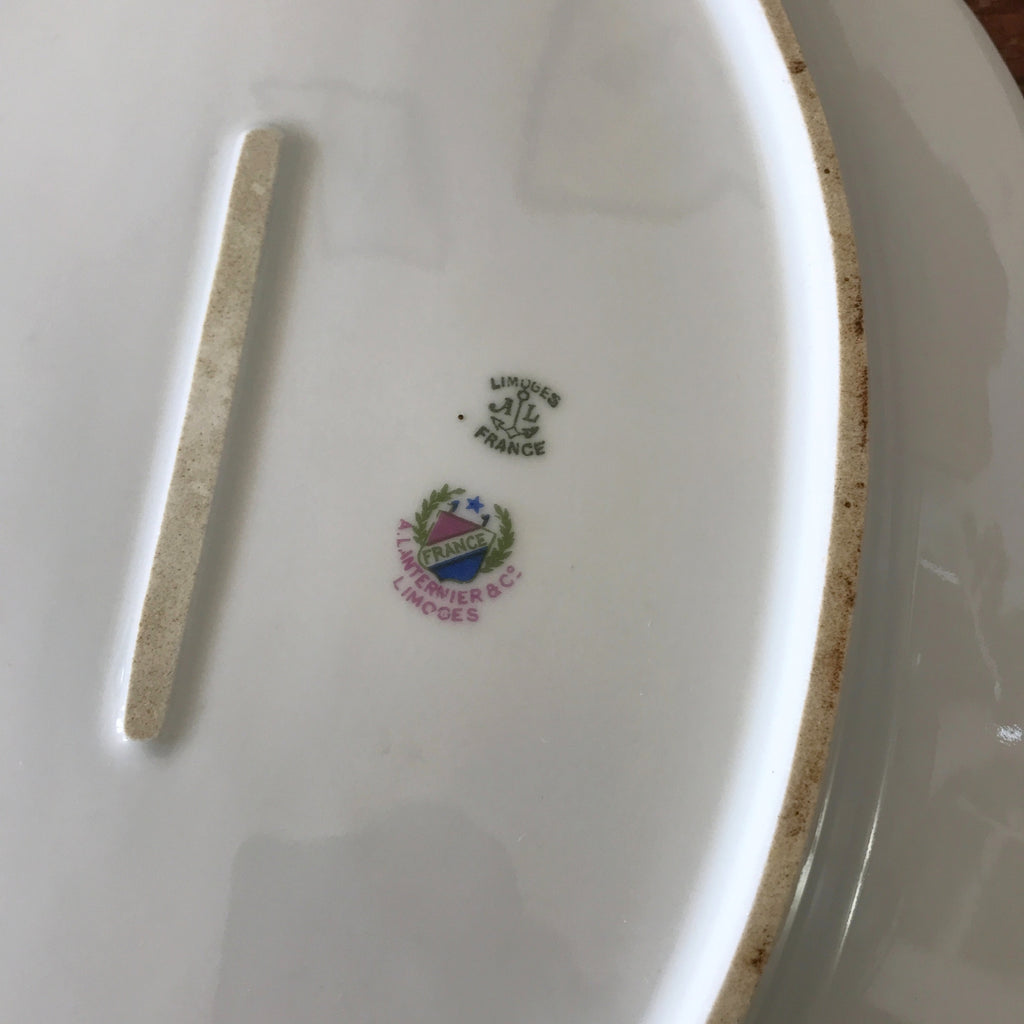 Plat de service ovale en porcelaine de Limoges Lanternier décor fleurs et bleu par Hello Broc brocante en ligne