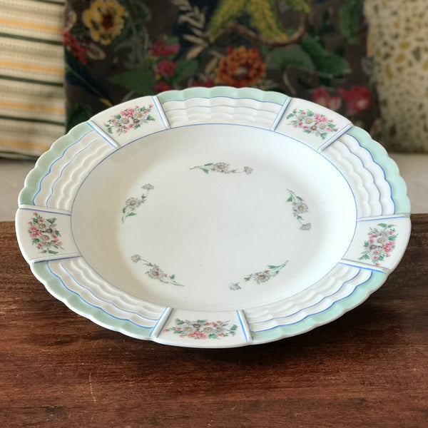 Plat de service rond en porcelaine de Limoges Lanternier décor fleurs et bleu diamètre de 33 cm par Hello Broc brocante en ligne