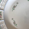 Plat de service rond en porcelaine de Limoges Lanternier décor fleurs et bleu diamètre de 33 cm par Hello Broc brocante en ligne