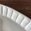 Grand plat à asperges en céramique blanche longueur 43 cm par Hello Broc brocante en ligne