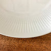 Plat rond de service blanc en faïence fine Bareuther Waldsassen diamètre 29 cm par Hello Broc brocante en ligne