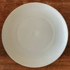 Plat rond de service blanc en faïence fine Bareuther Waldsassen diamètre 29 cm par Hello Broc brocante en ligne