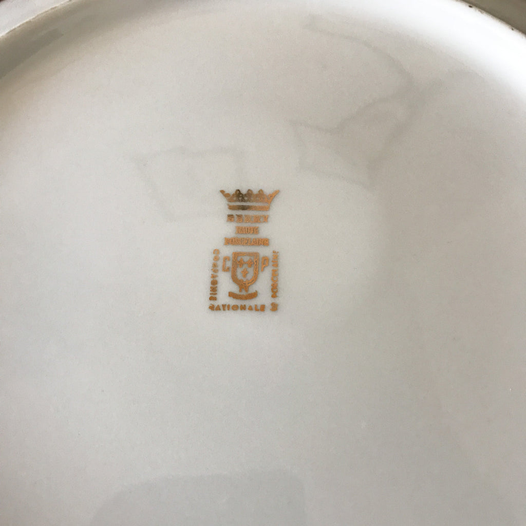 Plat de présentation rond et creux blanc liseré doré Porcelaine du Berry diamètre 27 cm par Hello Broc brocante en ligne