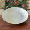 Plat de présentation rond et creux blanc liseré doré Porcelaine du Berry diamètre 27 cm par Hello Broc brocante en ligne