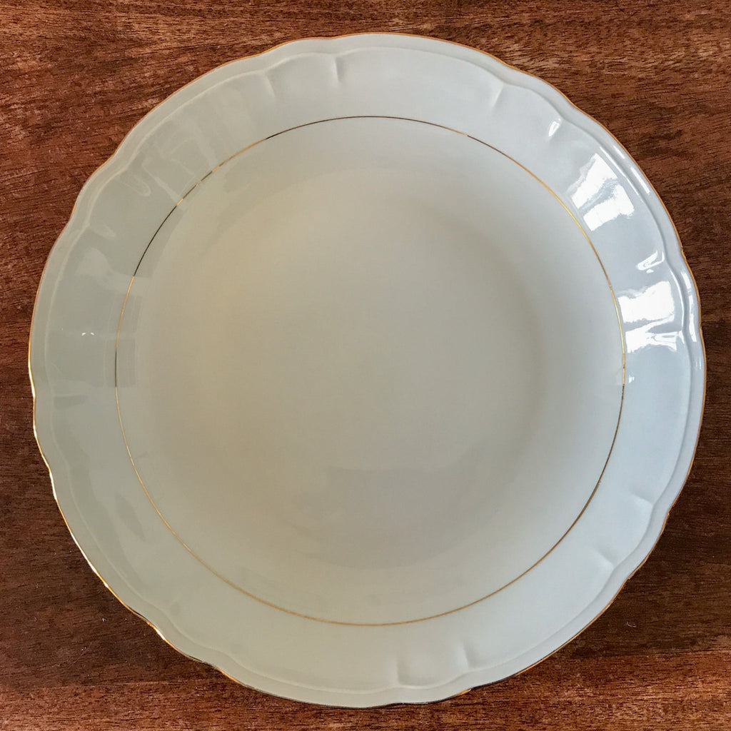 Plat de présentation rond et creux blanc liseré doré Porcelaine du Berry diamètre 27 cm par Hello Broc brocante en ligne