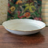 Plat de présentation rond et creux blanc liseré doré Porcelaine du Berry diamètre 27 cm par Hello Broc brocante en ligne