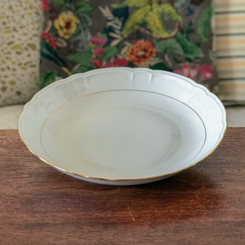 Plat de présentation rond et creux blanc liseré doré Porcelaine du Berry diamètre 27 cm par Hello Broc brocante en ligne