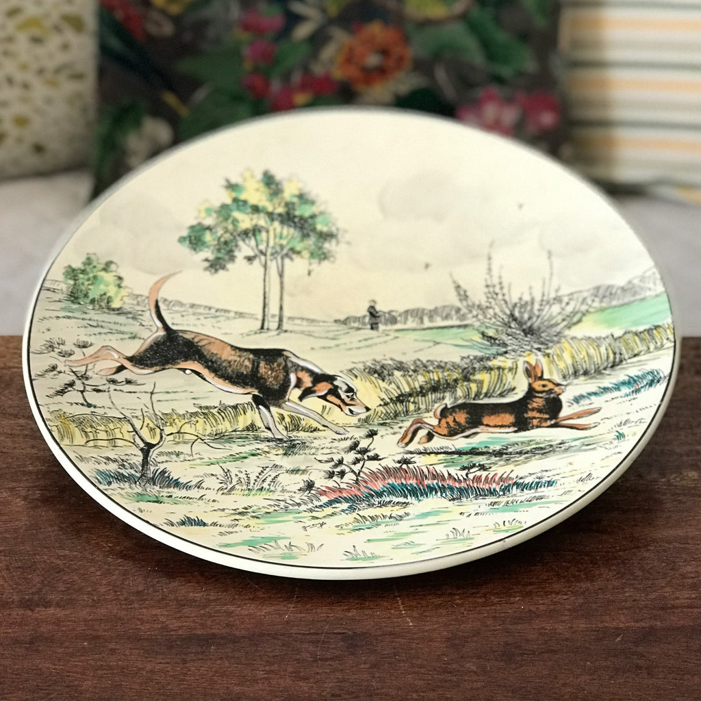 Grand plat de service rond Atelier d'Art Longwy Série La Chasse La Plaine par Hello Broc brocante en ligne