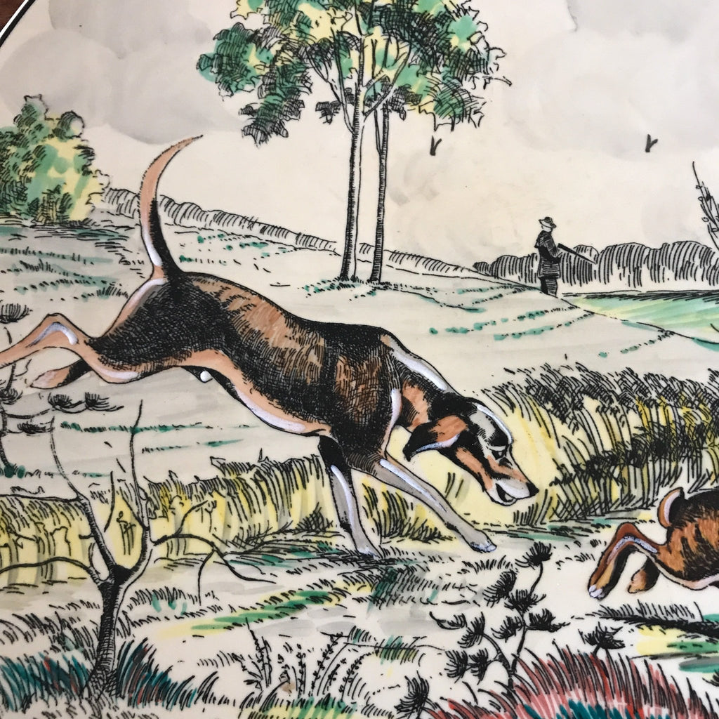 Grand plat de service rond Atelier d'Art Longwy Série La Chasse La Plaine par Hello Broc brocante en ligne
