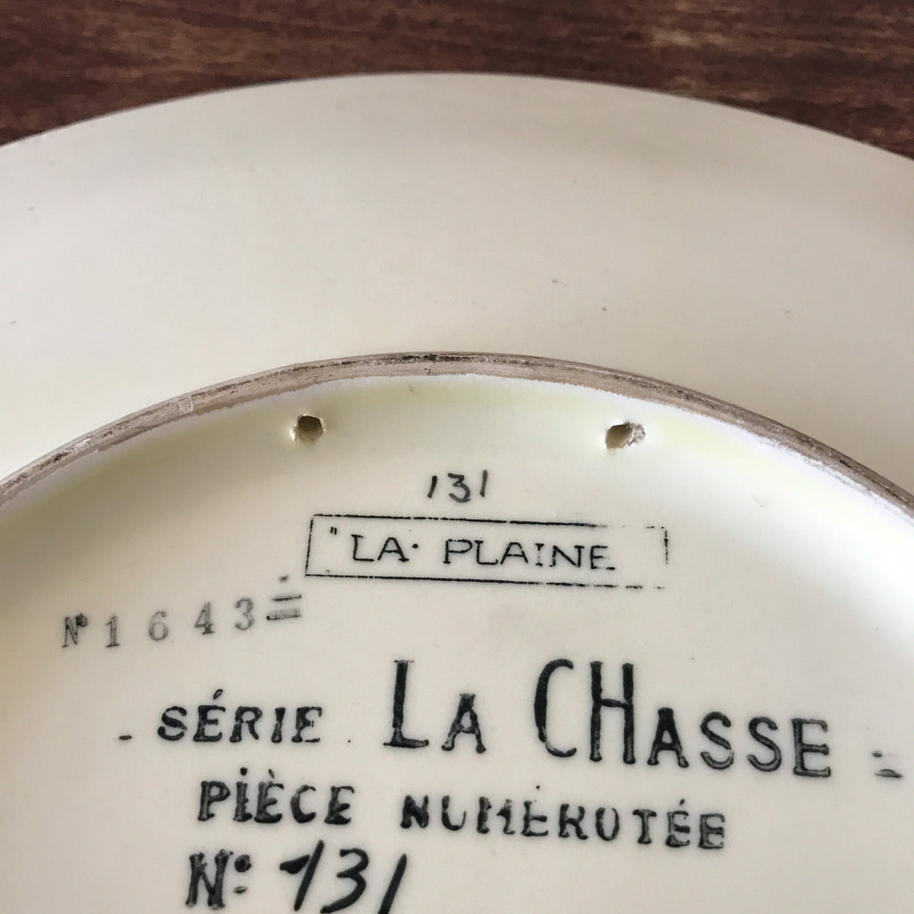 Grand plat de service rond Atelier d'Art Longwy Série La Chasse La Plaine par Hello Broc brocante en ligne