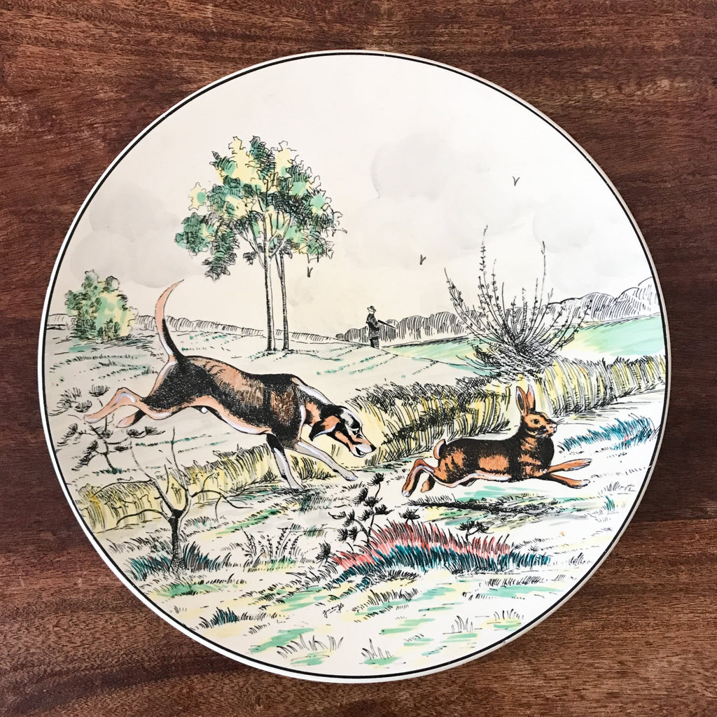 Grand plat de service rond Atelier d'Art Longwy Série La Chasse La Plaine par Hello Broc brocante en ligne