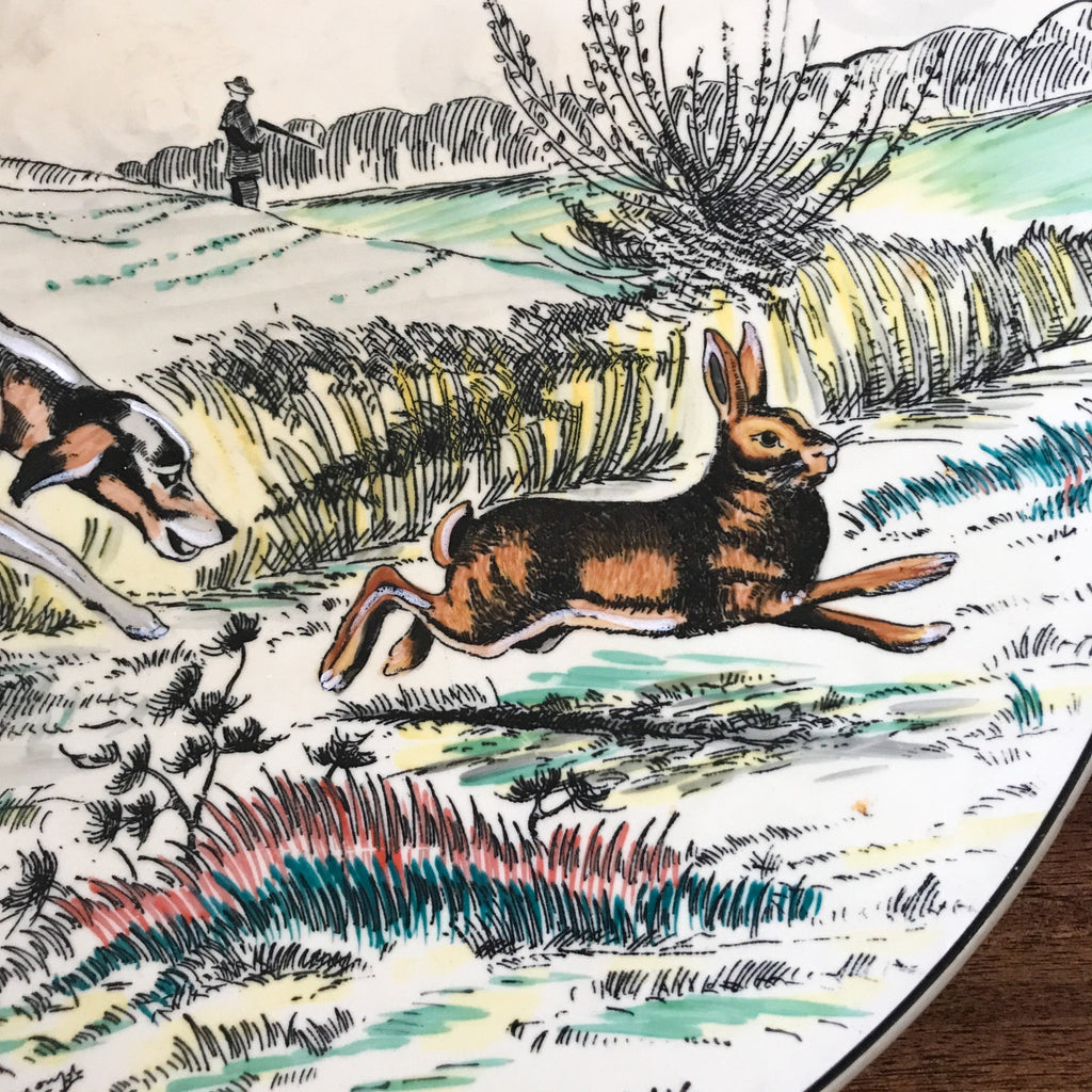 Grand plat de service rond Atelier d'Art Longwy Série La Chasse La Plaine par Hello Broc brocante en ligne