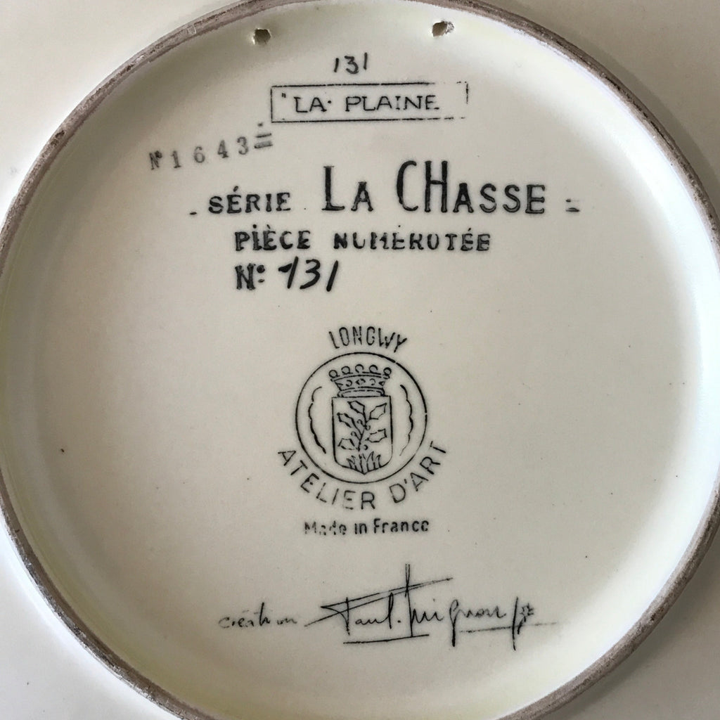 Grand plat de service rond Atelier d'Art Longwy Série La Chasse La Plaine par Hello Broc brocante en ligne