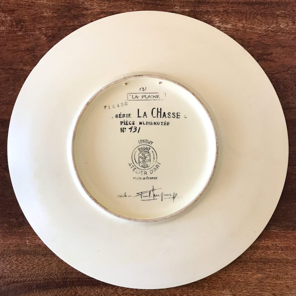 Grand plat de service rond Atelier d'Art Longwy Série La Chasse La Plaine par Hello Broc brocante en ligne