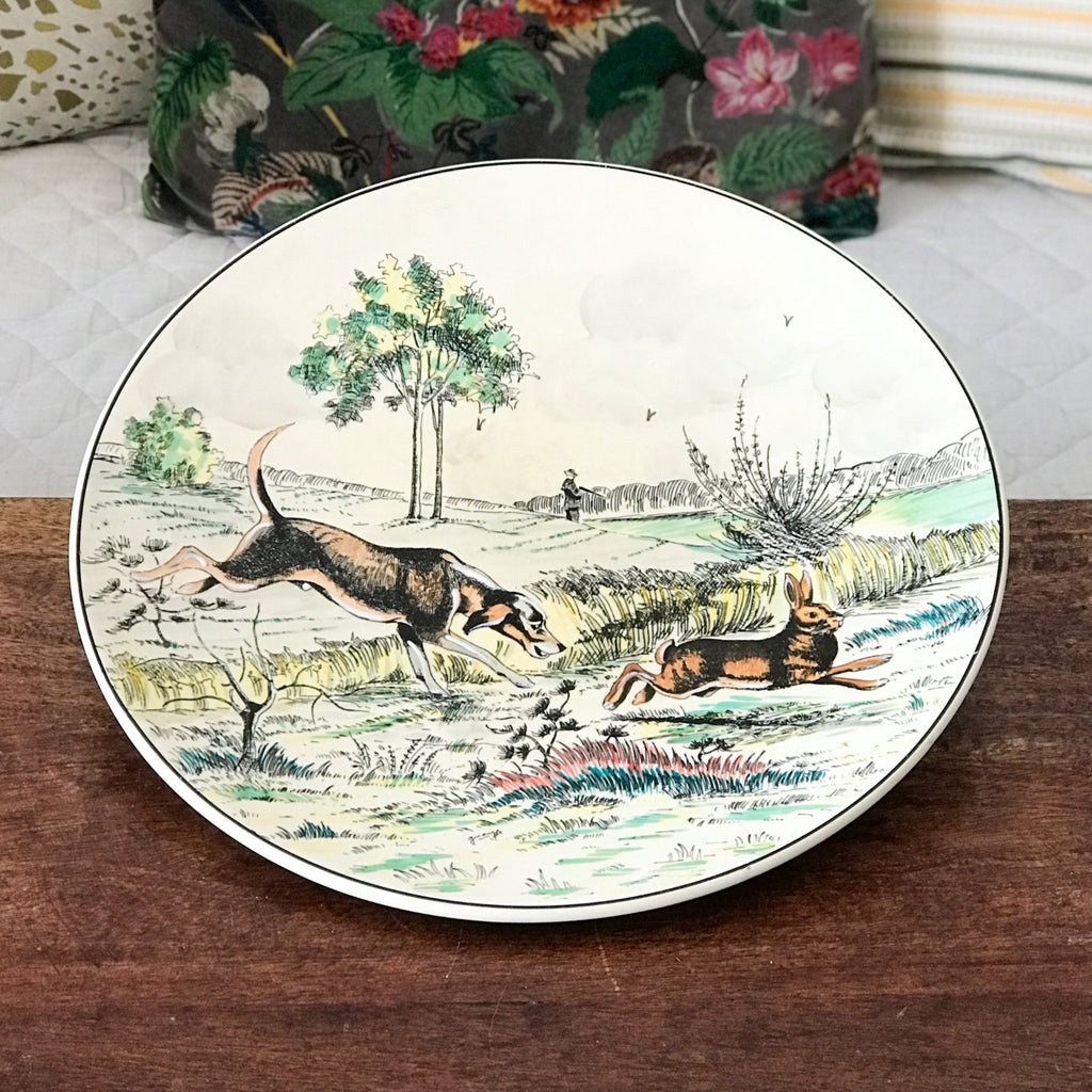 Grand plat de service rond Atelier d'Art Longwy Série La Chasse La Plaine par Hello Broc brocante en ligne