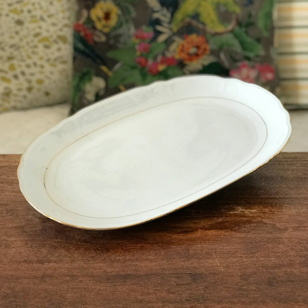Plat de service ovale vintage blanc liseré doré Porcelaine du Berry 36 x 22 cm par Hello Broc brocante en ligne