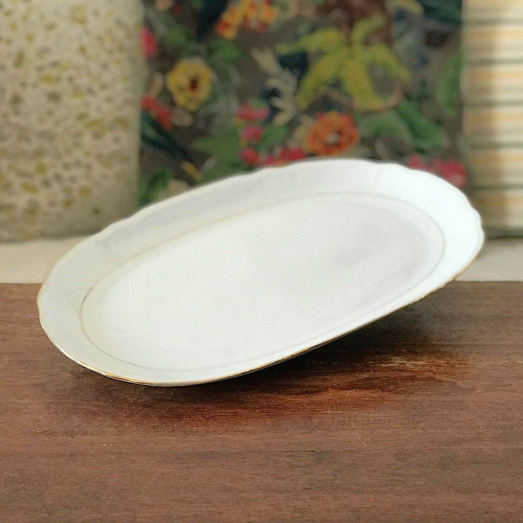 Plat de service ovale vintage blanc liseré doré Porcelaine du Berry 36 x 22 cm par Hello Broc brocante en ligne