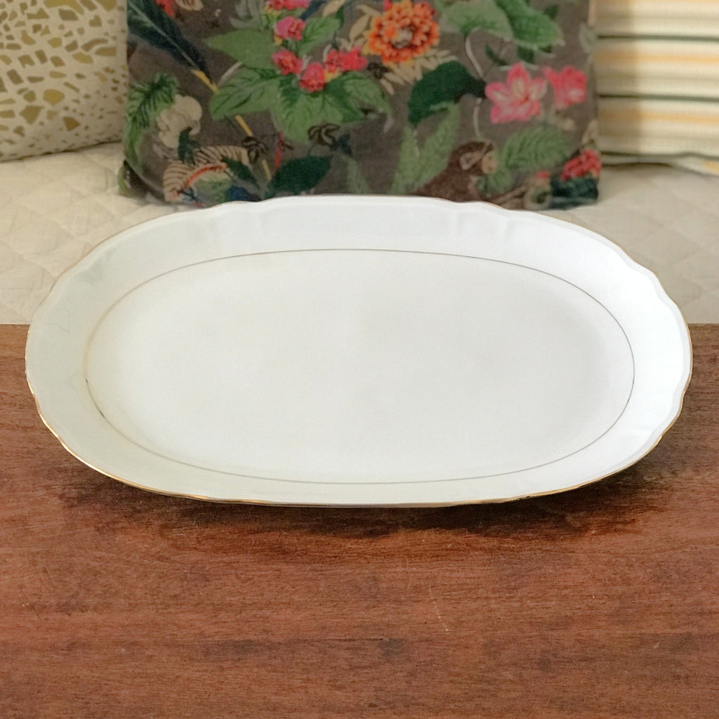 Plat de service ovale vintage blanc liseré doré Porcelaine du Berry 36 x 22 cm par Hello Broc brocante en ligne