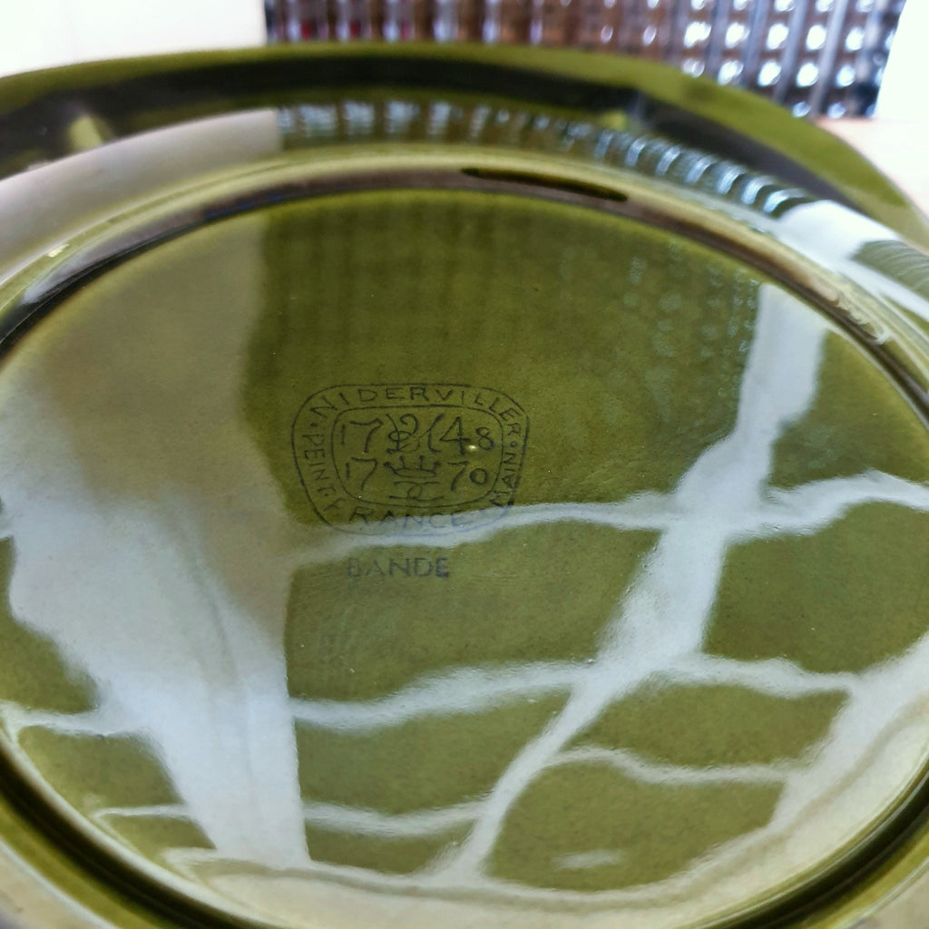 Lot de 3 assiettes à fondue vintage de Niderviller émaillées vert kaki bordure noire par Hello Broc brocante en ligne