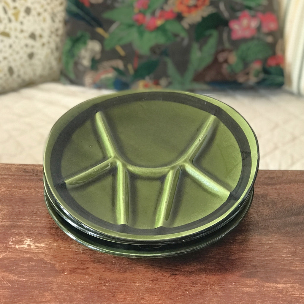 Lot de 3 assiettes à fondue vintage de Niderviller émaillées vert kaki bordure noire par Hello Broc brocante en ligne