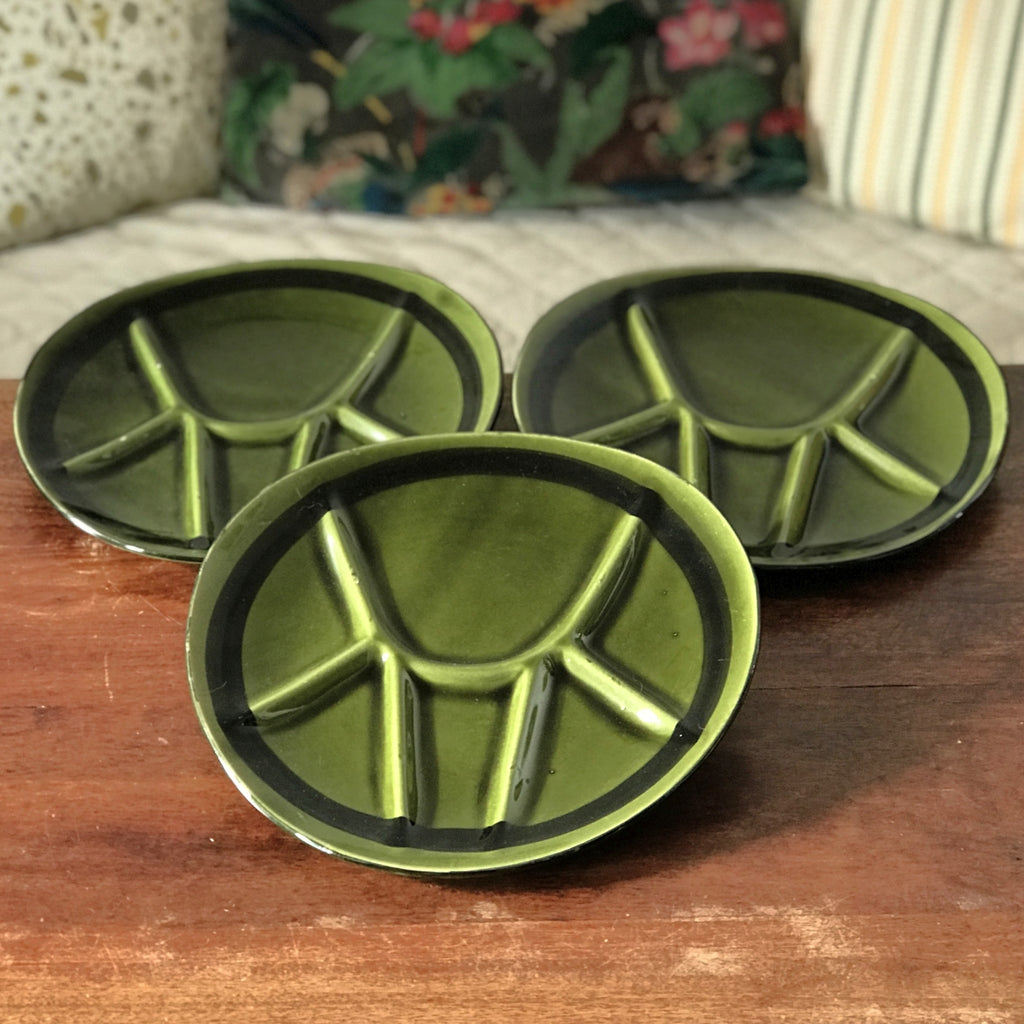 Lot de 3 assiettes à fondue vintage de Niderviller émaillées vert kaki bordure noire par Hello Broc brocante en ligne