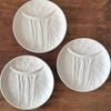 Lot de 3 assiettes à asperges ou à artichauts en barbotine blanche attribution Elchinger France diamètre de 24 cm par Hello Broc brocante en ligne
