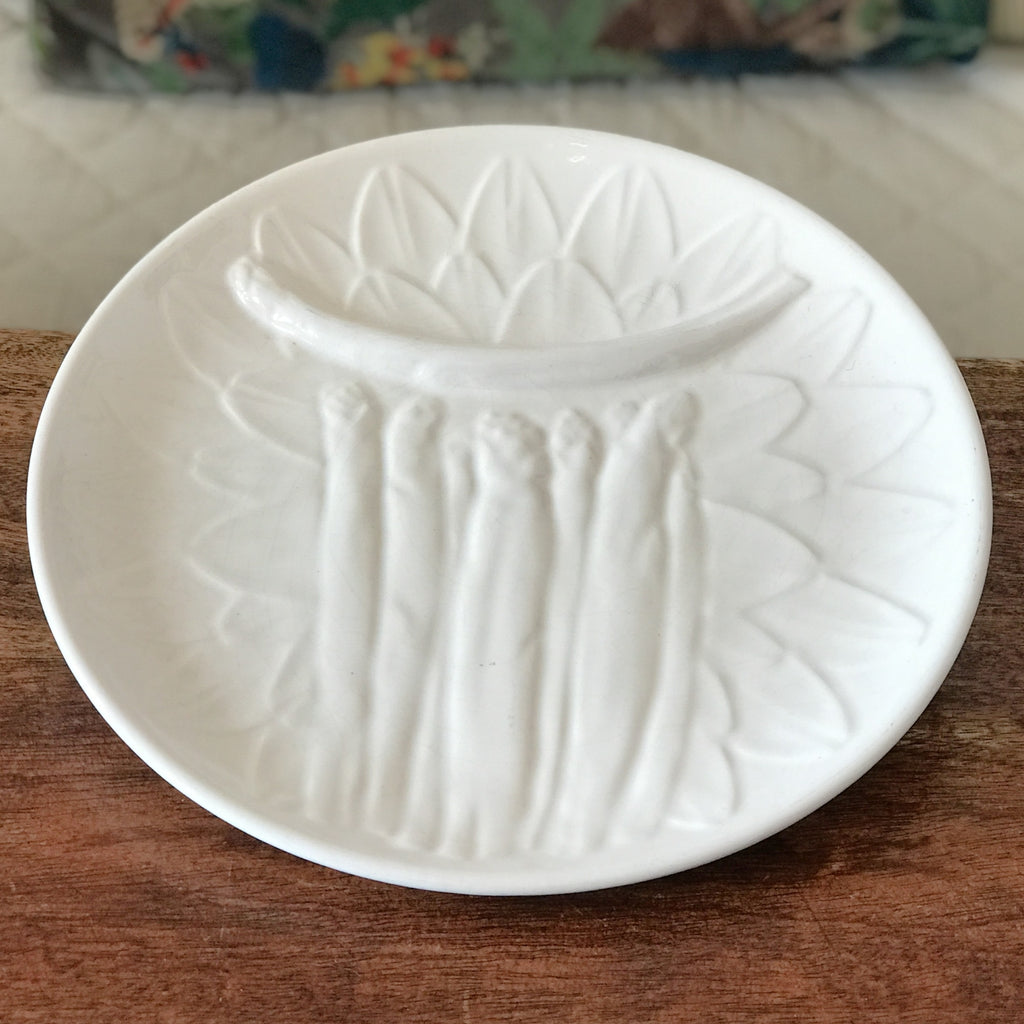 Lot de 3 assiettes à asperges ou à artichauts en barbotine blanche attribution Elchinger France diamètre de 24 cm par Hello Broc brocante en ligne