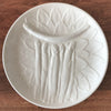Lot de 3 assiettes à asperges ou à artichauts en barbotine blanche attribution Elchinger France diamètre de 24 cm par Hello Broc brocante en ligne