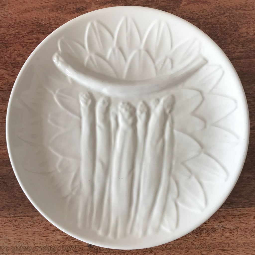 Lot de 3 assiettes à asperges ou à artichauts en barbotine blanche attribution Elchinger France diamètre de 24 cm par Hello Broc brocante en ligne