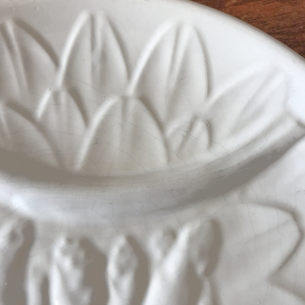 Lot de 3 assiettes à asperges ou à artichauts en barbotine blanche attribution Elchinger France diamètre de 24 cm par Hello Broc brocante en ligne