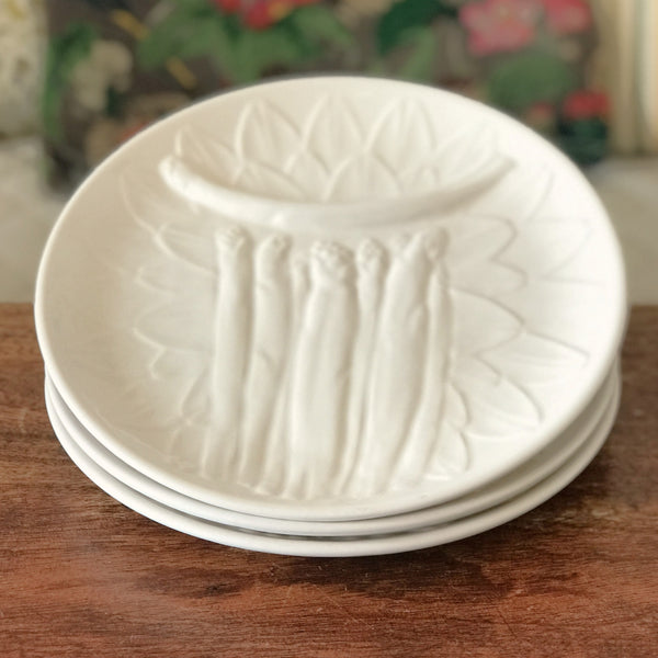 Lot de 3 assiettes à asperges ou à artichauts en barbotine blanche attribution Elchinger France diamètre de 24 cm par Hello Broc brocante en ligne