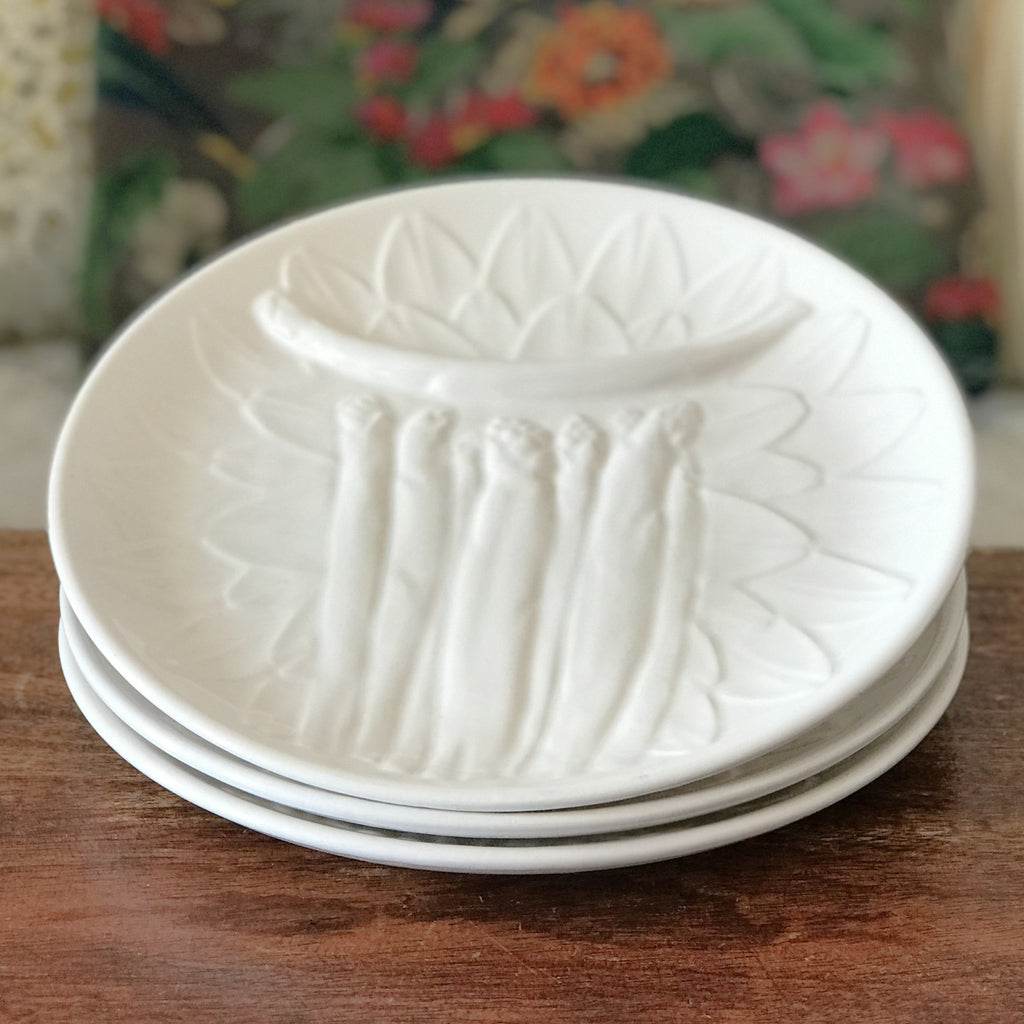 Lot de 3 assiettes à asperges ou à artichauts en barbotine blanche attribution Elchinger France diamètre de 24 cm par Hello Broc brocante en ligne