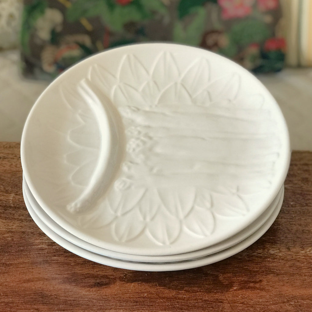 Lot de 3 assiettes à asperges ou à artichauts en barbotine blanche attribution Elchinger France diamètre de 24 cm par Hello Broc brocante en ligne