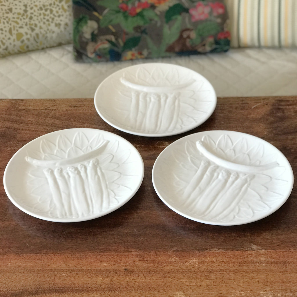 Lot de 3 assiettes à asperges ou à artichauts en barbotine blanche attribution Elchinger France diamètre de 24 cm par Hello Broc brocante en ligne