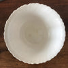 Saladier Luminarc verre opalin blanc décor fleurs mauves sur fond jaune pâle - Hello Broc