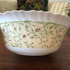 Saladier Luminarc verre opalin blanc décor fleurs mauves sur fond jaune pâle - Hello Broc