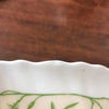 Saladier Luminarc vintage verre opalin blanc décor fleurs mauves sur fond jaune pâle par Hello Broc brocante en ligne