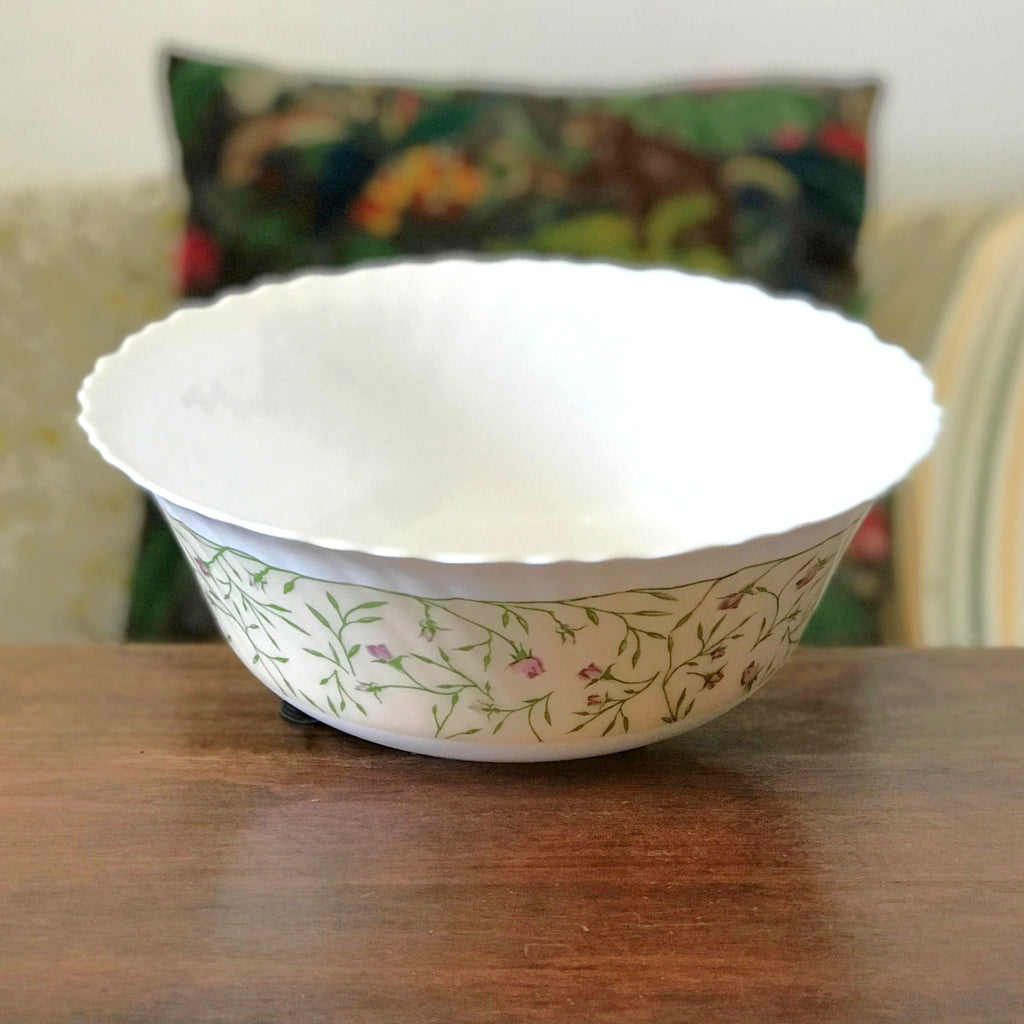 Saladier Luminarc vintage verre opalin blanc décor fleurs mauves sur fond jaune pâle par Hello Broc brocante en ligne
