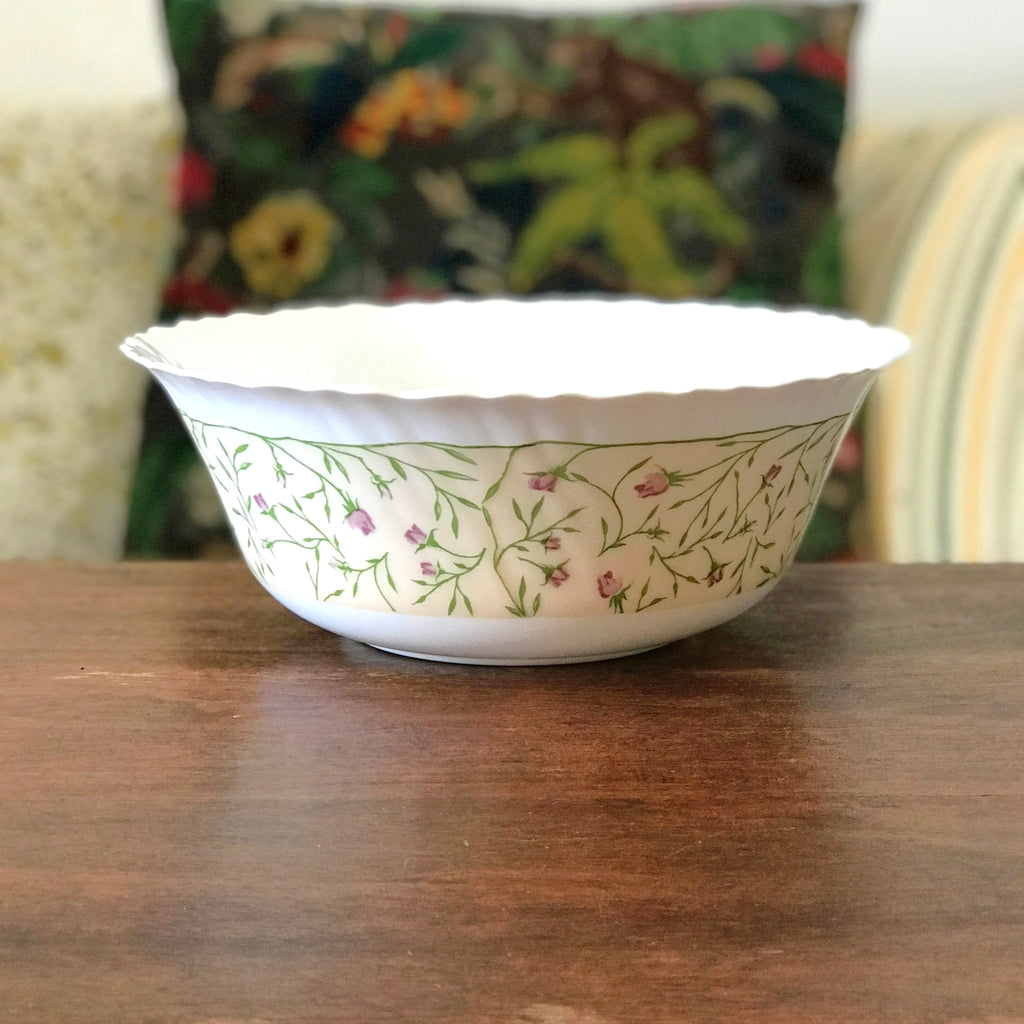 Saladier Luminarc vintage verre opalin blanc décor fleurs mauves sur fond jaune pâle par Hello Broc brocante en ligne